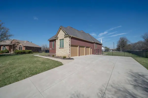 2901 N Fox Pointe Cir, Wichita, KS 67226
