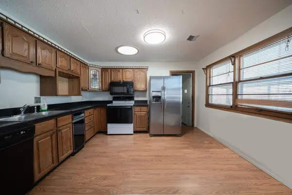 1206 W Dallas St, Wichita, KS 67217