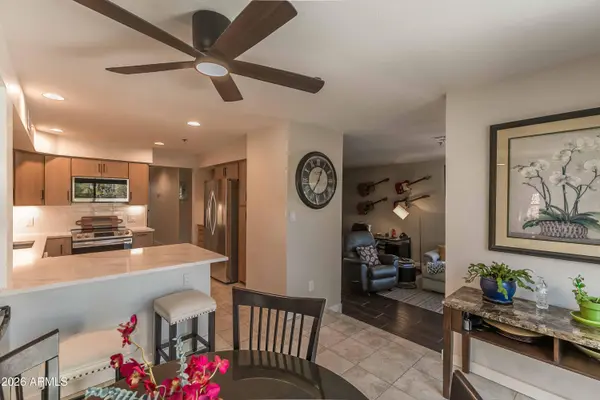 10080 E MOUNTAINVIEW LAKE Drive #204, Scottsdale, AZ 85258