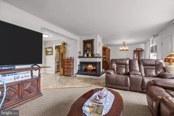 65 SILVERSPRUCE RD, Levittown, PA 19056