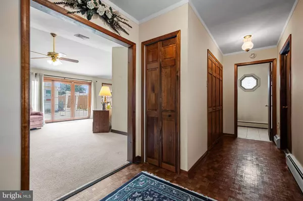 98 PINEWOOD DR, Levittown, PA 19054