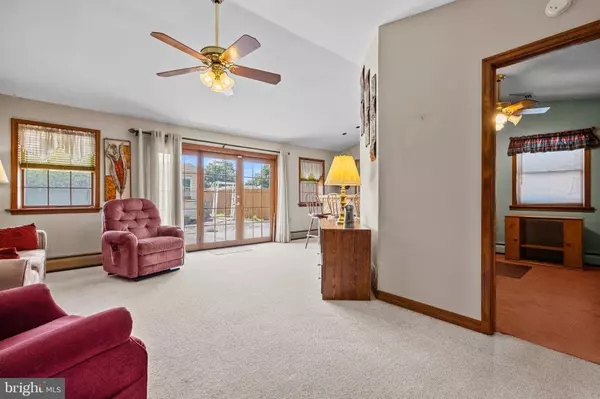 98 PINEWOOD DR, Levittown, PA 19054