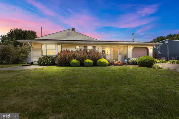 98 PINEWOOD DR, Levittown, PA 19054