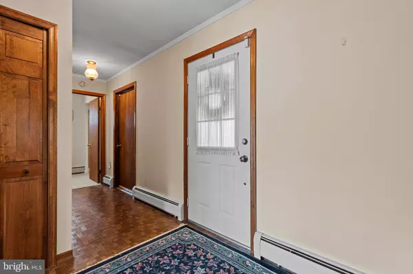 98 PINEWOOD DR, Levittown, PA 19054