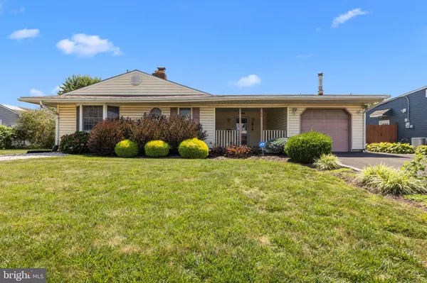 98 PINEWOOD DR, Levittown, PA 19054