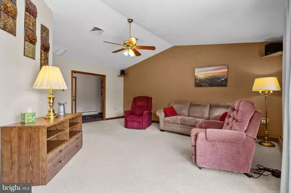 98 PINEWOOD DR, Levittown, PA 19054