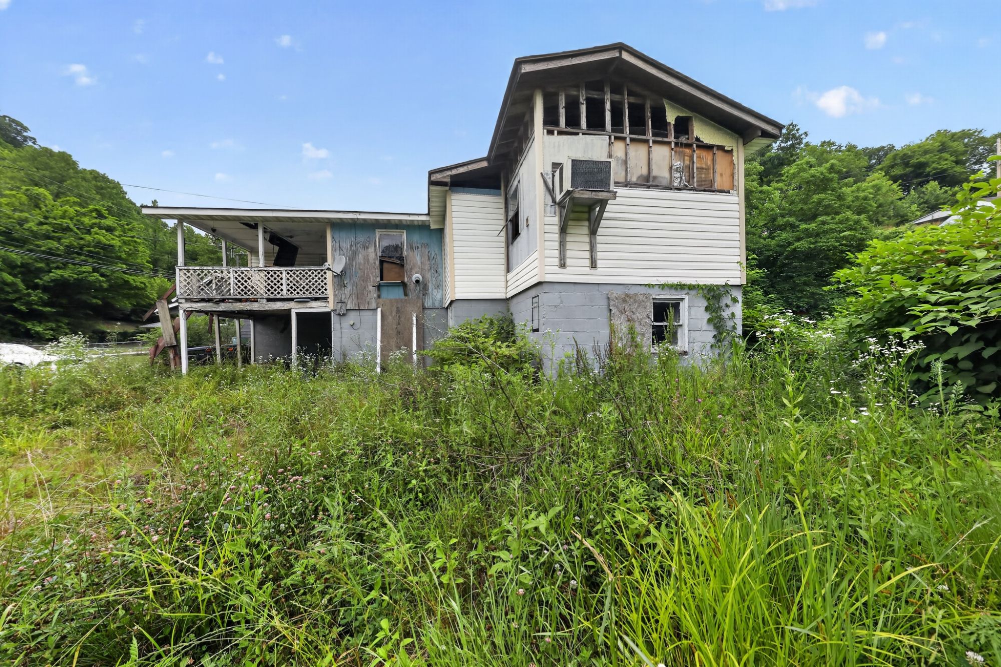 Exterior view of 41 Bulan Hiner Road, a 4-bedroom fixer-upper home for sale in Bulan, Perry County, KY
