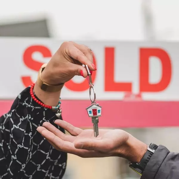 closing-buyers-agent-handing-key-to-new-homeowner