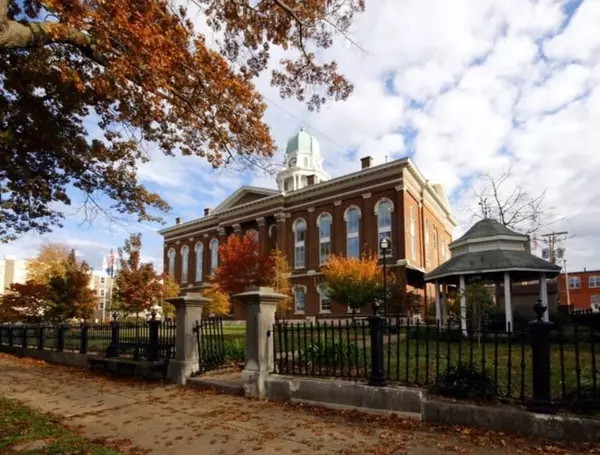 Historic courthouse square in Bardstown Kentucky — community living and real estate nearby with Williams Elite Realty