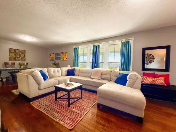 Williams Elite Realty Kentucky | North Hancock Avenue, Corbin, KY 40701 Living room Hardwood floor