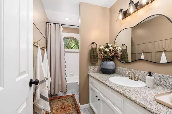 1676 E Omaha AVE, Fresno, CA 93720