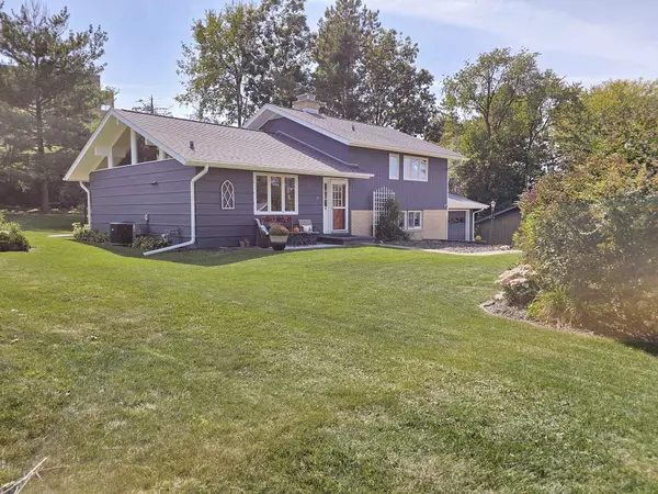 65 Preston Dr, Platteville, WI 53818-3018