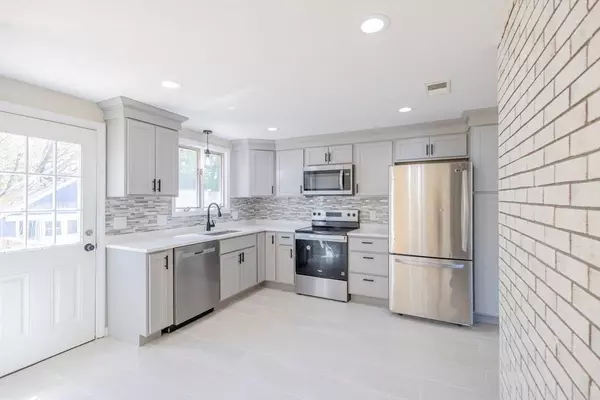 15 Ellis St, Brockton, MA 02301