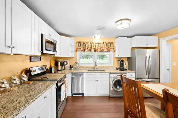 201 Caroline Dr, Bellingham, MA 02019