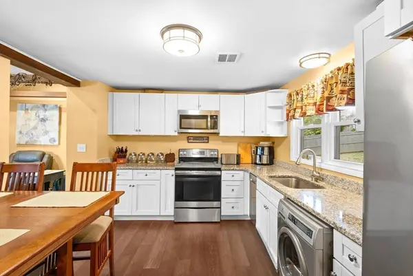 201 Caroline Dr, Bellingham, MA 02019