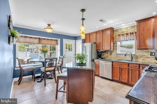 24 LONGWOOD DR, Sicklerville, NJ 08081