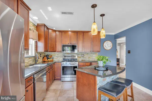 24 LONGWOOD DR, Sicklerville, NJ 08081