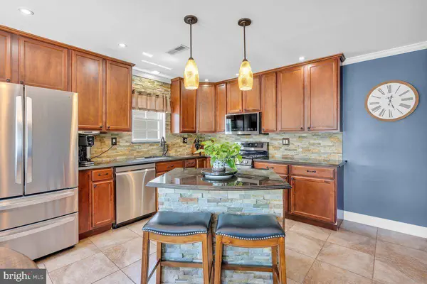 24 LONGWOOD DR, Sicklerville, NJ 08081