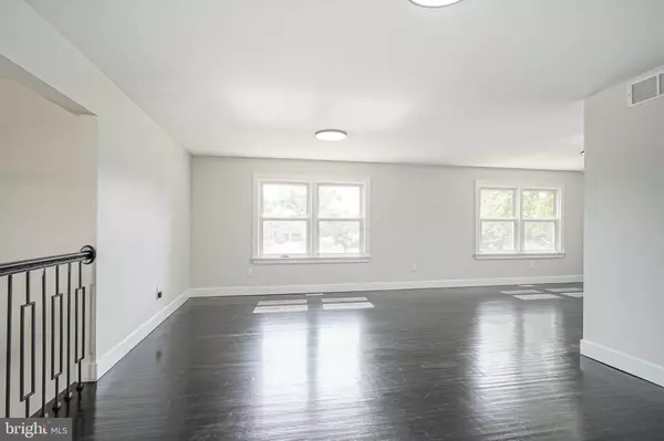 2 SPINNING WHEEL LN, Clementon, NJ 08021