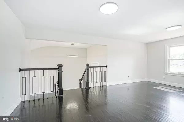 2 SPINNING WHEEL LN, Clementon, NJ 08021