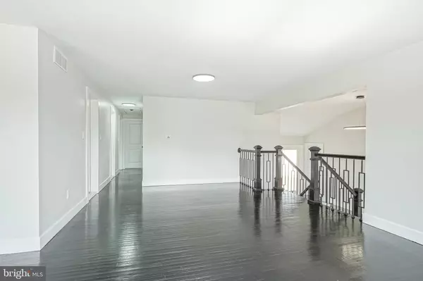 2 SPINNING WHEEL LN, Clementon, NJ 08021