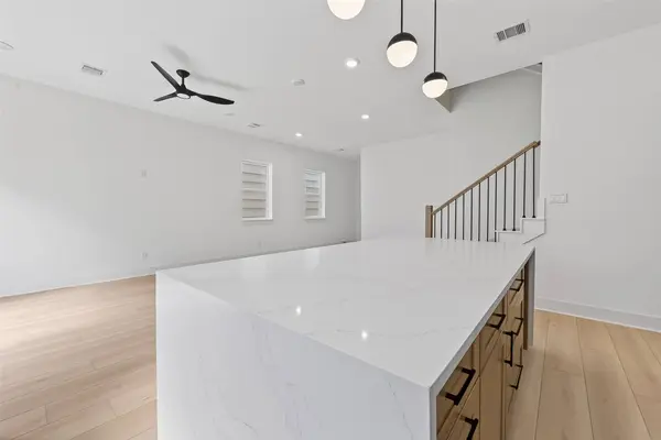 957 Highland Light LN, Houston, TX 77091