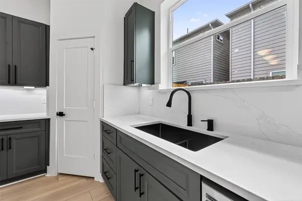 957 Highland Light LN, Houston, TX 77091