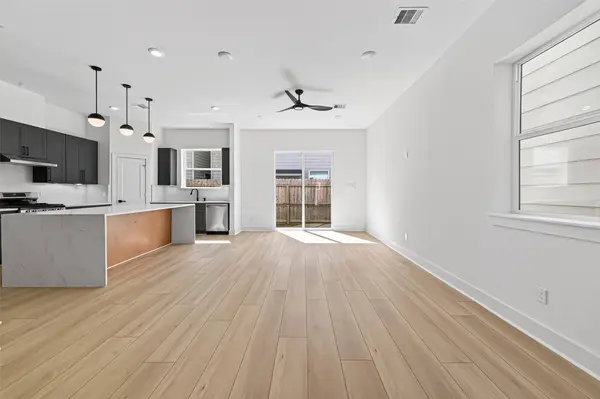 957 Highland Light LN, Houston, TX 77091