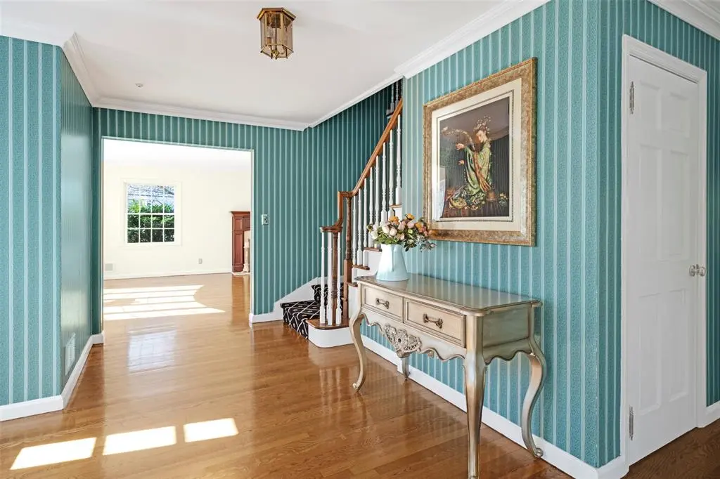 695 Hunt Ln, Manhasset, NY 11030-2759