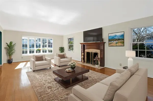 695 Hunt Ln, Manhasset, NY 11030-2759