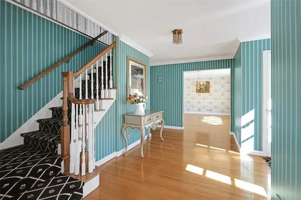 695 Hunt Ln, Manhasset, NY 11030-2759
