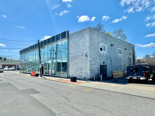 115 E Main St, Smithtown, NY 11754-3810