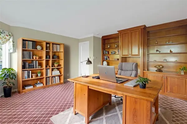 695 Hunt Ln, Manhasset, NY 11030-2759
