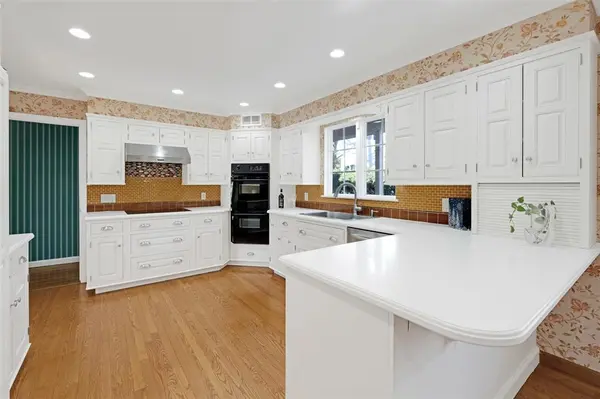 695 Hunt Ln, Manhasset, NY 11030-2759