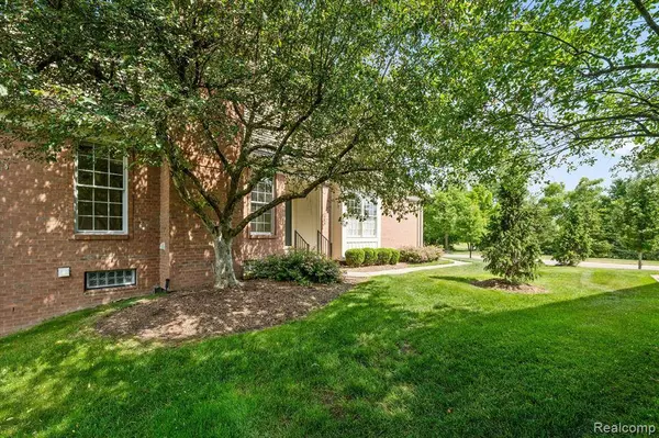 1921 Dunham Drive, Rochester, MI 48306