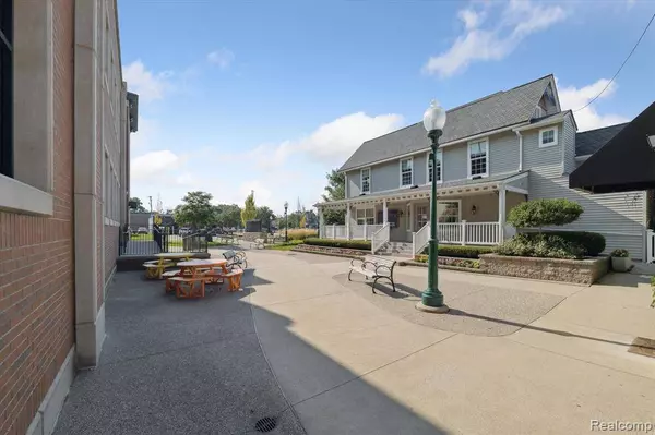 127 W University Drive, Rochester, MI 48307