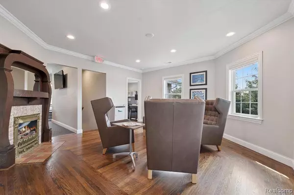 127 W University Drive, Rochester, MI 48307