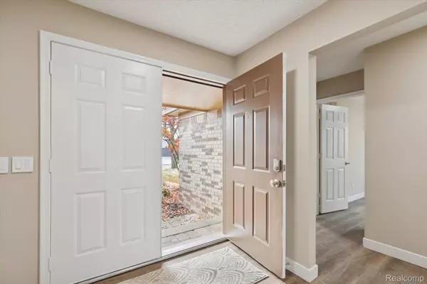 634 Lockport RD, Rochester Hills, MI 48307