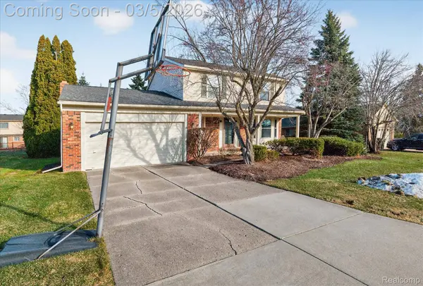 2075 Elkhorn DR, Rochester Hills, MI 48307