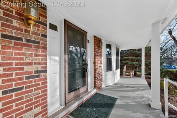 2075 Elkhorn DR, Rochester Hills, MI 48307