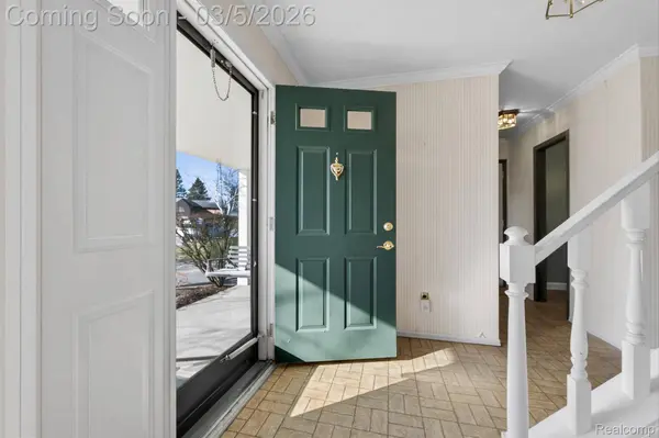 2075 Elkhorn DR, Rochester Hills, MI 48307