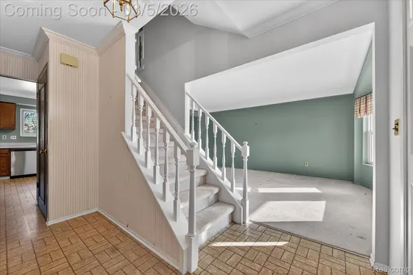 2075 Elkhorn DR, Rochester Hills, MI 48307