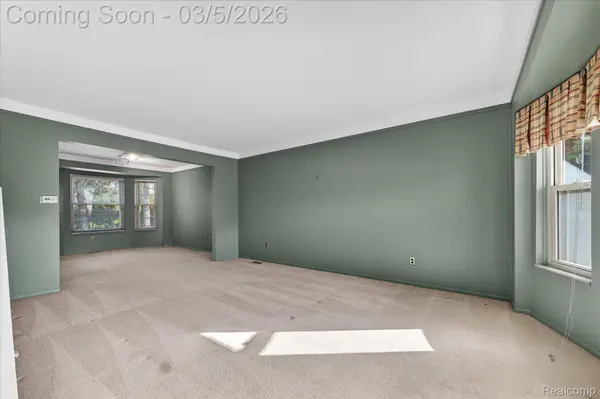 2075 Elkhorn DR, Rochester Hills, MI 48307