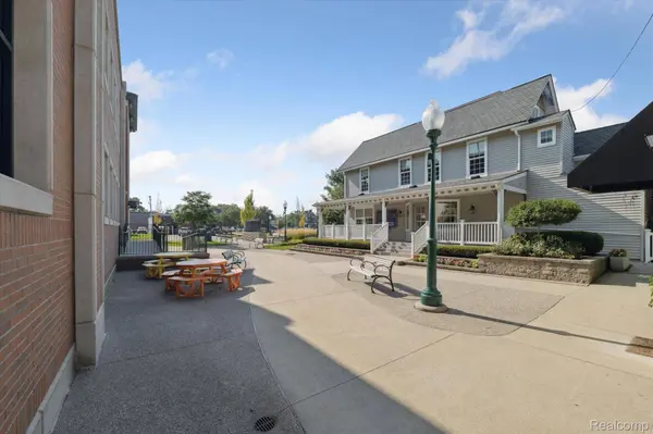 127 W University DR, Rochestercity_oakland, MI 48307