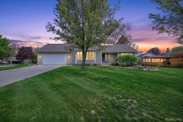 2476 Cedar Key DR, Orion Charter Township, MI 48360