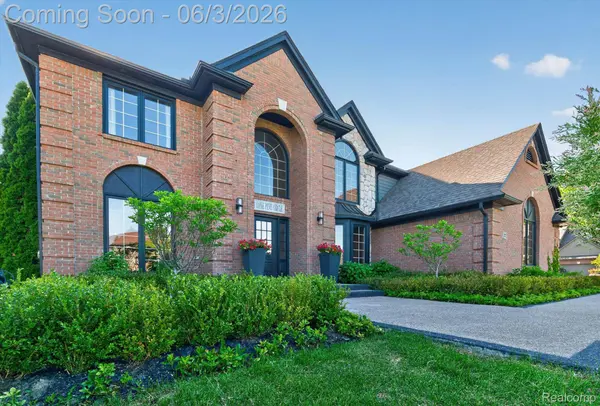371 Lone Pine CIR, Rochester, MI 48307