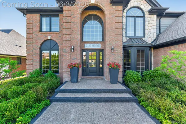 371 Lone Pine CIR, Rochester, MI 48307