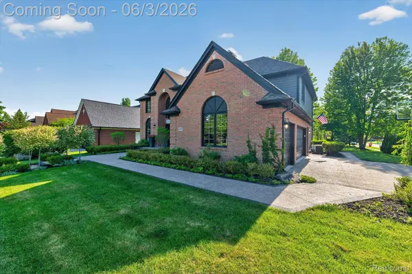 371 Lone Pine CIR, Rochester, MI 48307