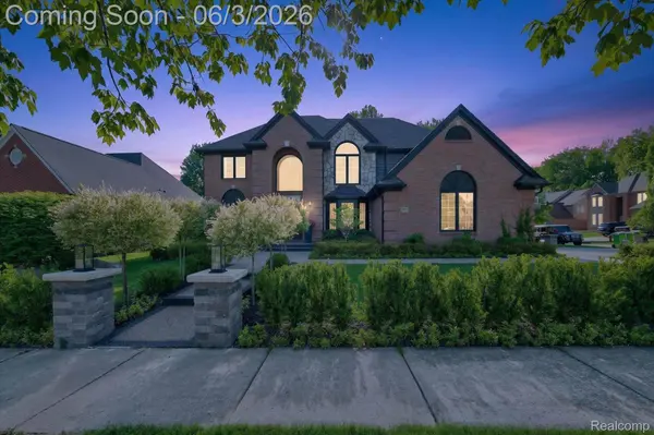 371 Lone Pine CIR, Rochester, MI 48307