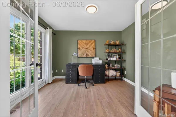 371 Lone Pine CIR, Rochester, MI 48307